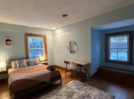 -No44- Elegant Large Room in a House - 20 min Drive to Downtown & 10 min walk to Commuter Rail at Newton Boston