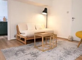 Stylish Central Brighton Two Bedroom Family Apartment - Walk to Beach