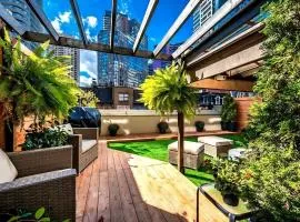 Spacious Downtown Apartment with Private Terrace, BBQ Grill