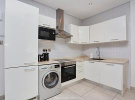 Affordable Luxury Serviced Apartments at Douglas Court Adenta Accra-30mins to Airport and Mall, hotelli kohteessa Trofwi