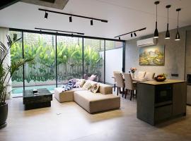 SWOI LOFT UMALAs Designer 2BR Private Pool Villa, khách sạn ở Kerobokan
