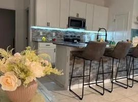 Cheerful entire home with a residential pool