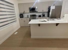 New and nice bedroom in Riverview C, hotel i Edmonton