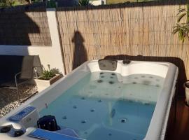 Luxury Romantic Retreat with Hot Tub & Pool, hotel in Tábua