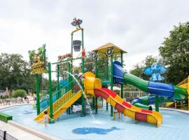 Family Friendly Chalet on Camping De Pallegarste close to Hellendoorn, Ommen en Wildlands, hotel i Mariënberg