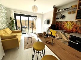 Driftwood at Green Rooms، فندق في كرويد