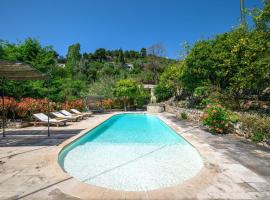 Le Petit Mas 2-bedroom house with shared pool, hotel u gradu Falicon