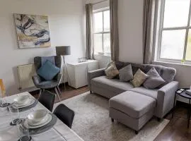 Luxury 2 Bed Apartment in City Center with Parking