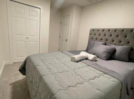 New and nice bedroom in Riverview D, hotel i Edmonton