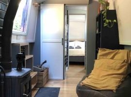 Cozy Narrowboat on Regents Canal, hotel di London