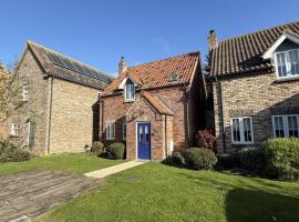 Wren Cottage - Part of the The Bay Filey Holiday Village with pool, gym and direct beach access, pub, restaurant, tennis and meadows walks โรงแรมในReighton