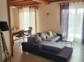 Maison familiale au pied des Pyrénées、Pinasのホテル