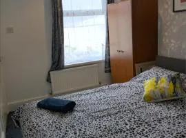 City Vacations Kettering walking distance to Kettering town center Double & Single Rooms available for 90 days plus Communal kitchen, lounge with TV & shared bathroom