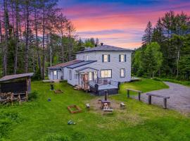 Domaine d'exception, bord de rivière, plage privée, spacieux chalet pour grande famille ou entre amis - activités, spa 10 places, Hotel in La Macaza