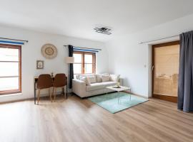 Spacious 80 m2 Apartment I 3 Rooms I Up to 8 Guests I Near Train Station, hotel i Steyr