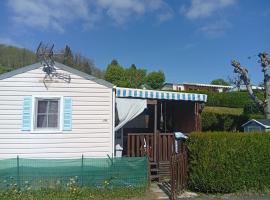 Mobil-home avec terrasse couverte camping avec piscine, hotell i Novalaise