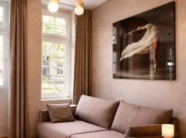 Stylish City Center Escape- Where Modern Elegance Meets History