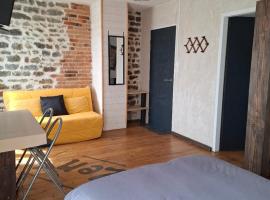 o rives du canal LA PETITE SUITE – hotel w mieście Digoin