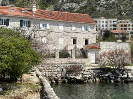 Waterfront villa with fantastic view, Hotel in Dobrota