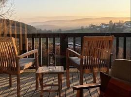 Designer chalet with gorgeous Eifel panorama, khách sạn ở Kerschenbach