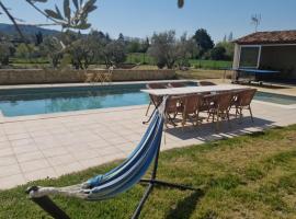 Villa à charleval en campagne avec piscine 14 couchages, hotell i Charleval