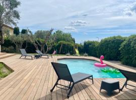 SERENITY Gite dans propriété avec jardin, terrasse, wifi, piscine et parking entre Béziers et Pezenas、Servianのホテル