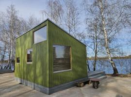 Piestātne Riverside Cabin with Sauna, Hot Tub & Private Pier, hotel i Katlakalns