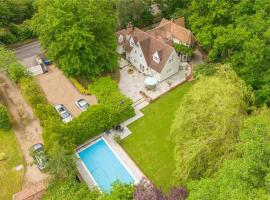 Berkshire Cottage - Wellness Centre، فندق في Sunninghill