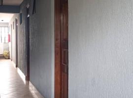 Johnnies Lodge, khách sạn ở Arusha