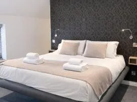 Luxury 4BR Executive Lodge with 4 Private Suites and Private Parking