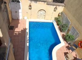 Shamrock House, hotel u gradu 'Qala'