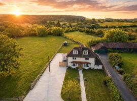 Large Detached Farm House with Hot Tub, Hotel in Blean