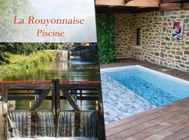 Tinténiac में, होटल Piscine avec La rouyonnaise
