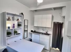 Mini-studio de 15m2 à 8 min de Paris, Hotel in Maisons-Alfort