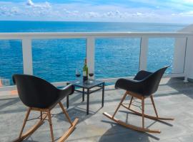 Beachhouse with amazing terrace next to the ocean, hotel i Bocacangrejo