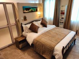 Cosy Poolside Studio close to Grand Bay beach !, hotel i Midlands Station