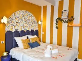 Ciao Bella Wellness Suite - Luxury Jacuzzi, Massage Table & AC in Central Nice