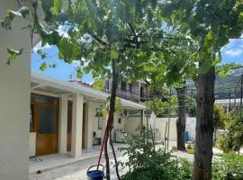 Private Garden House -Central Permet