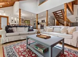 Golf Views, Hot Tub & Sleeps 14 - 7th Hole Chalet