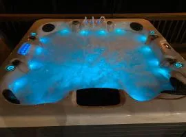 7th Hole Chalet - Summer Getaway w Hot Tub, Sauna