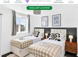 Stylish Townhouse with Driveway Parking, Pool Table, Super-Fast Wifi and Smart TVs by Yoko Property