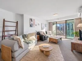 City Apartment with Stunning River Views Up to 6 Guests and 2 Parking