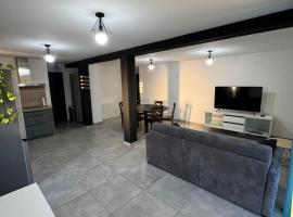 Appartement à Cuxac d'Aude proche Narbonne avec 2 chambres, 6 couchages, lit bébé jardin et parking, hotel a Cuxac-dʼAude