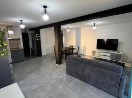 Appartement à Cuxac d'Aude proche Narbonne avec 2 chambres, 6 couchages, lit bébé jardin et parking