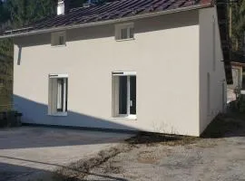 Maison individuelle au bord d'une rivière