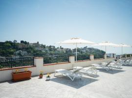 Guesthouse with Suites on the Amalfi Coast - Residence Villa Ruocco near Amalfi - 300sqm Open Terrace near Ravello - Breathtaking View, hotel em Scala