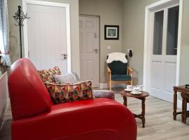 Coaches Corner - Modern Accessible Guest Suite - Sleeps 3 - Flexible Beds - Parking - Near Town, hotel u gradu Castleblayney