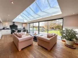 NEW Luxury Home with HotTub, Cinema and Firepit