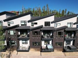 Downtown WP Chalet 411 I Private Hot Tub I Great Views I Activity Program, Hotel in Winter Park