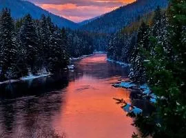 Secluded River View Hideaway